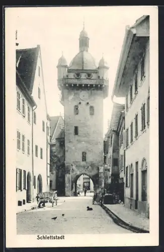 AK Schlettstadt, Vue du portail médiéval avec rue animée et charrette