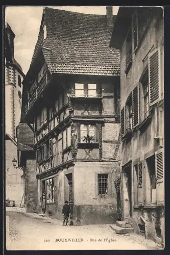 AK Bouxwiller, Rue de l`Église avec maisons à colombages et clocher en arrière-plan