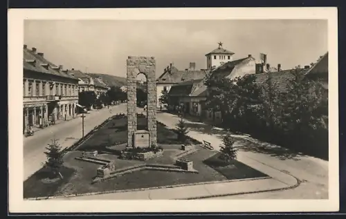 AK Gyöngyös, Strassenpartie mit Denkmal
