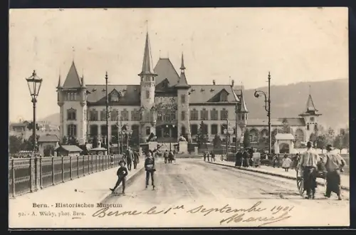 AK Bern, Historisches Museum mit Strassenpartie und Passanten