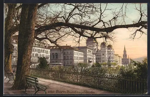 AK Bern, Bundesgebäude von einer Promenade aus