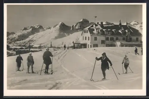 AK Muottas Muraigl, Hotel Muottas Muraigl mit Skifahrern im Schnee