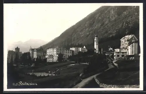 AK Pontresina, Strassenpartie mit Kirche