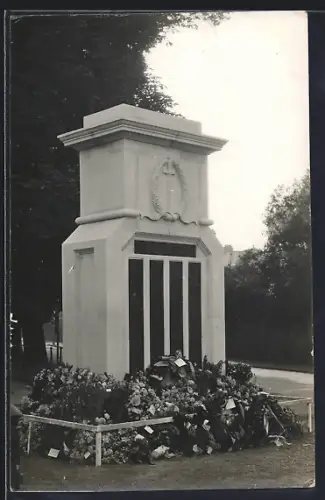 Foto-AK Dorchester, Denkmal mit Blumen