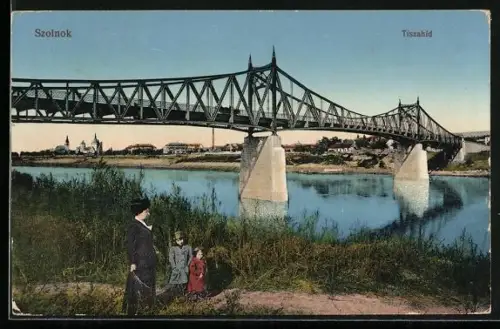 AK Szolnok, Tiszahid, Brücke mit Fluss, Frau und Kinder