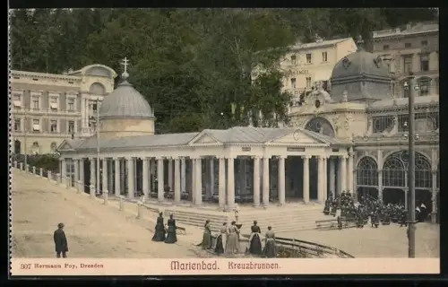 AK Marienbad, Kurgäste am Kreuzbrunnen
