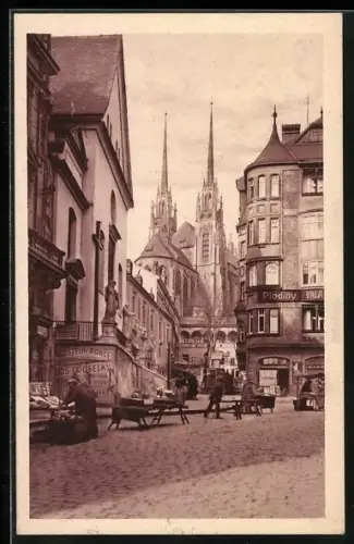 AK Brünn-Brno, Blick auf den Dom, Geschäfte und Marktstände davor