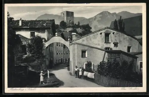 AK Rattenberg /Tirol, Leute am Torbogen, Malerin mit Staffelei
