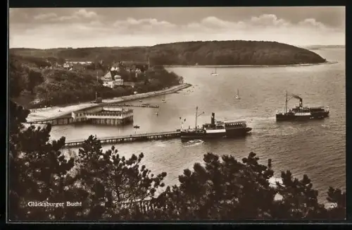 AK Glücksburg, Glücksburger Bucht aus der Vogelschau, Dampfer an der Anlegestelle