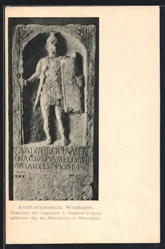 AK Wiesbaden, Altertumsmuseum, Grabstein des Legionärs C. Valerius Crispus, gefunden am Kranzplatz