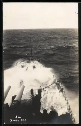 AK Kriegsschiff bei grober See