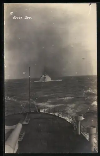 AK Kriegsschiff bei grober See