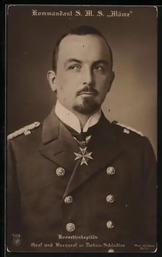 AK Korvettenkapitän u. Kommandant der S.M.S. Möwe Graf u. Burggraf zu Dohna-Schlodien, Portrait in Uniform mit Orden