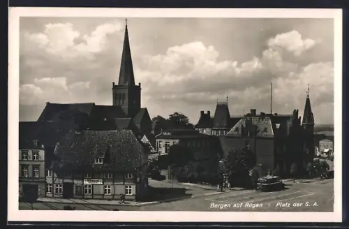 AK Bergen auf Rügen, Platz der S.-A., Kirche, Rathaus
