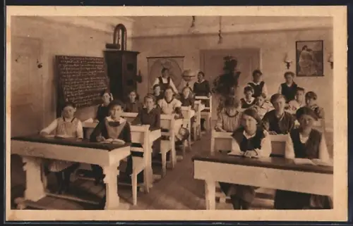 AK Burghausen a. d. Salzach, Lehr- und Erziehungsinstitut der Engl. Fräulein, Klassenzimmer