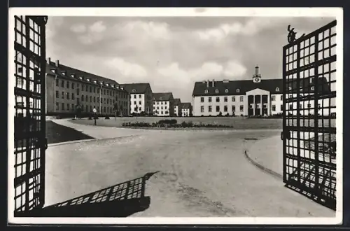 AK Frankfurt-Bornheim, Kurhessen-Kaserne, Kasernengebäude I.-R. 81, geöffnetes Gitter-Tor
