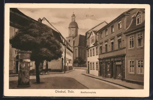 AK Ohrdruf /Thür., Bonifaciusplatz mit Geschäft