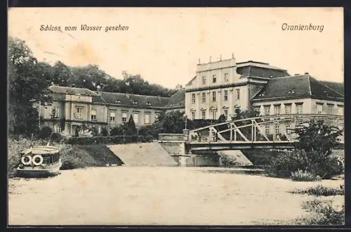 AK Oranienburg, Schloss vom Wasser gesehen, Brücke, Boot