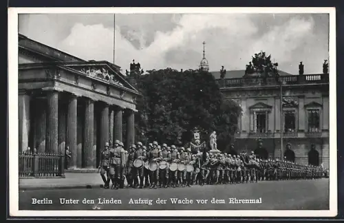 AK Berlin, Unter den Linden, Aufzug der Wache vor dem Ehrenmal