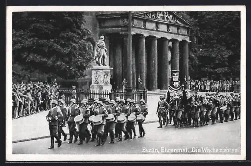 AK Berlin, Unter den Linden, Ehrenmal, Die Wache zieht auf