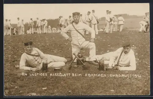 AK Ohrdruf, Lustiges Kleeblatt beim Abkochen 1912, Soldaten in Uniformen