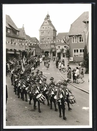 AK Ilshofen, Heimatfest in Ilshofen, uniformierte Kinder mit Marschtrommeln