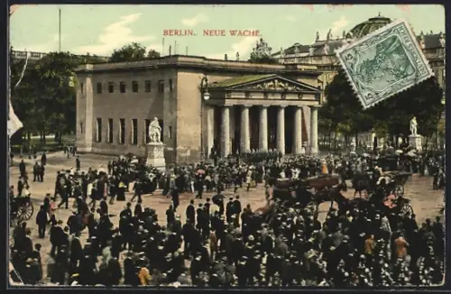 AK Berlin, Neue Wache mit Menschenmenge