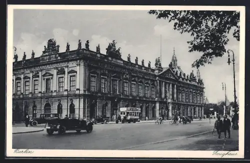 AK Berlin, Zeughaus mit Strassenpartie