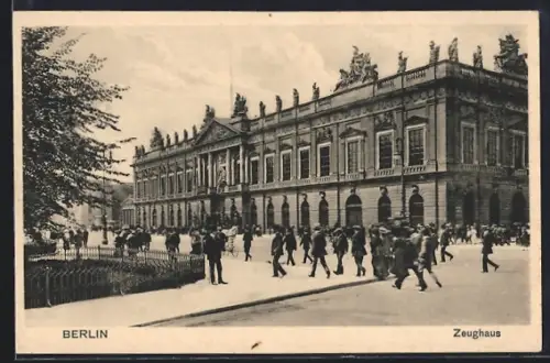 AK Berlin, Zeughaus mit Strassenpartie