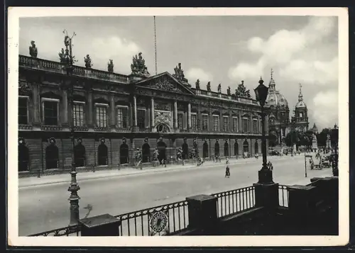AK Berlin, Zeughaus mit Strasse