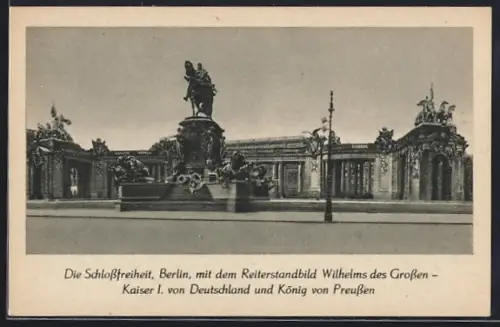 AK Berlin, Schlossfreiheit mit Reiterstandbild, von der Strasse gesehen