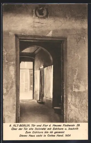AK Alt-Berlin, Tür und Flur des Hauses Fischerstrasse 29, Steintafel mit Eichhorn und Inschrift