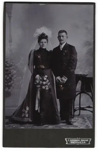 Fotografie C. Seeber Nachf., Oberwiesa, Bahn u. Post Niederwiesa, Hochzeitspaar mit Blumenstrauss