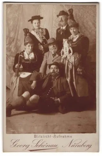 Fotografie Georg Schönau, Nürnberg, Gruppe in traditioneller Tracht mit Narrenhüten zum Fasching, Blitzlicht-Aufnahme