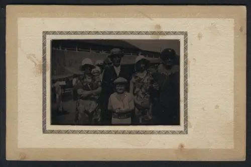 Fotografie Ferrotypie Familie in Sommerlicher Kleidung an einer Promenade