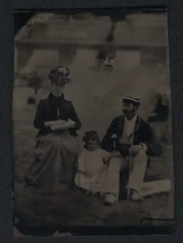 Fotografie Ferrotypie Familie bei einem Ausflug im Freien am Strand, Mutter und Vater mit ihrer Tochter
