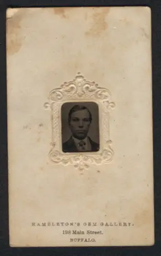 Fotografie Ferrotypie Hambleton`s Gem Gallery, Buffalo, 198 Main Street, junger Mann Charlie mit elegantem Anzug