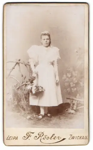 Fotografie F. Rösler, Leipa, Klostergasse 24, Mädchen mit Blumenkorb