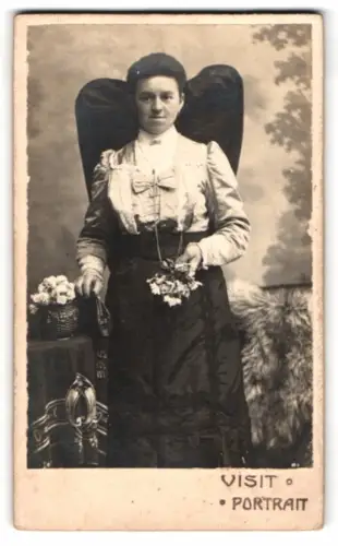 Fotografie unbekannter Fotograf und Ort, Frau mit Blumenstrauss