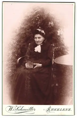 Fotografie W. Schmitter, Erkelenz, Ältere Dame im Garten