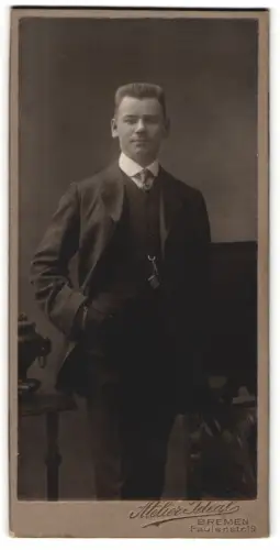 Fotografie Atelier Ideal, Bremen, Faulenstrasse 19, Eleganter Herr im Anzug