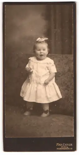 Fotografie Max Exner, Kiel, Holtenauerstr. 83, Kleinkind im weissen Kleid