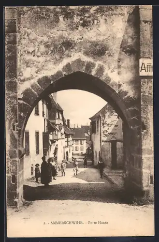AK Ammerschwihr, Porte Haute et vue sur la rue animée avec des passants