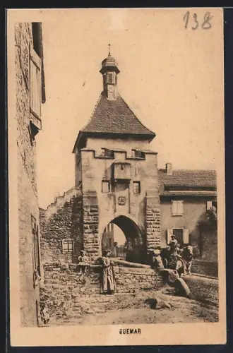 AK Guemar, Porte médiévale avec habitants devant l`entrée du village