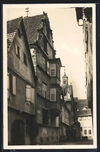 AK Riquewihr, Vue sur une ruelle pittoresque avec maisons à colombages