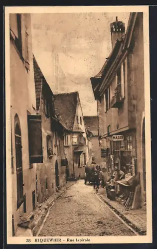 AK Riquewihr, Rue latérale avec boutiques et passants