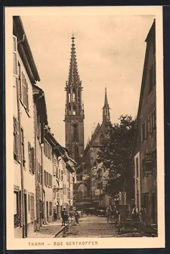 AK Thann, Rue Gerthoffer avec vue sur l`église et la rue animée