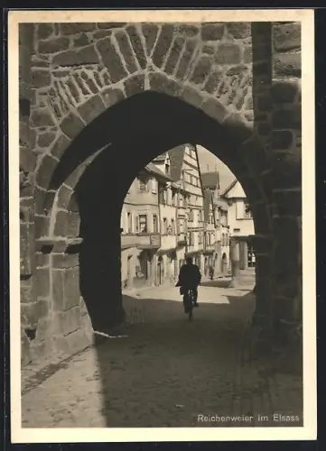 AK Reichenweier im Elsass, Fahrradfahrer im Torbogen
