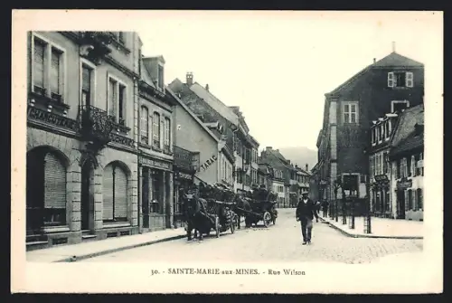 AK Sainte-Marie-aux-Mines, Rue Wilson avec calèches et passants