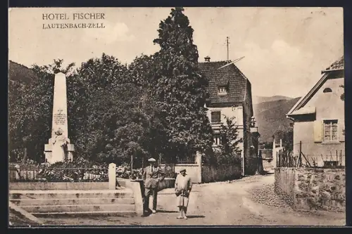 AK Lautenbach-Zell, Hôtel Fischer et monument avec passants sur la route